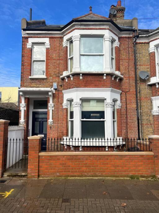 Four Bedroom Modern Victorian Wandsworth House Londres Exterior foto