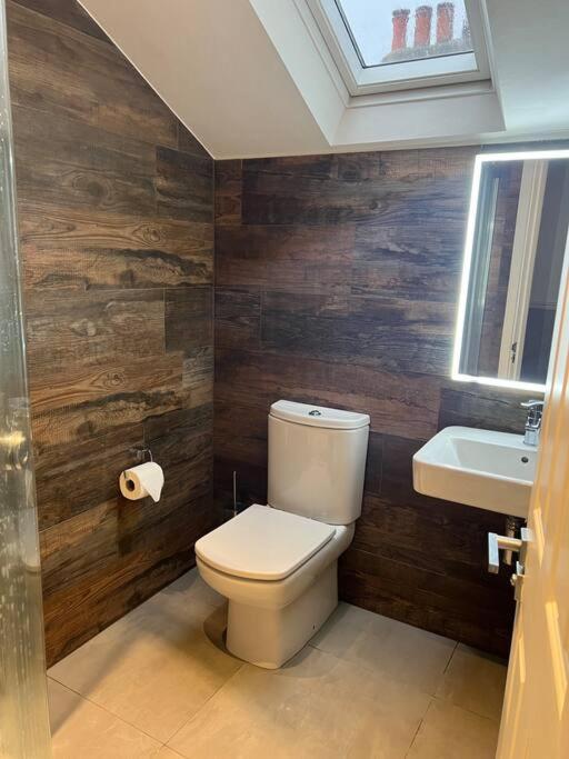 Four Bedroom Modern Victorian Wandsworth House Londres Exterior foto
